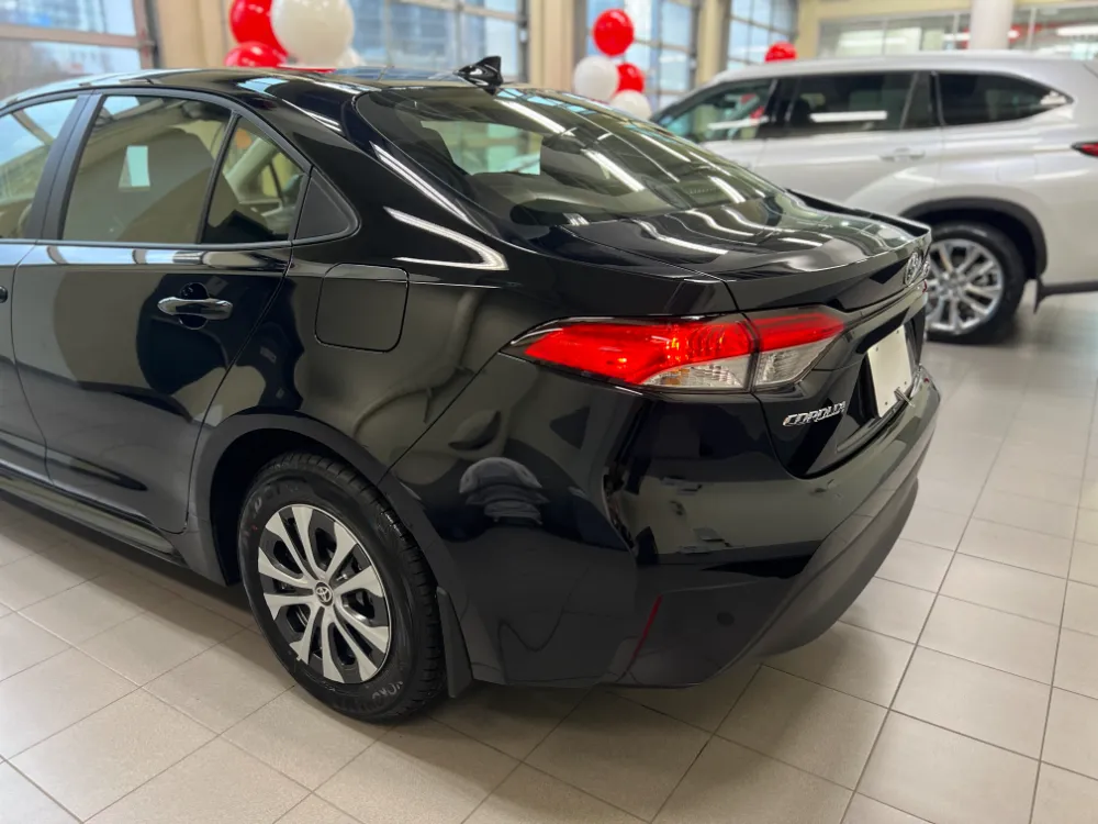 2023 toyota corolla hybrid le in black 5